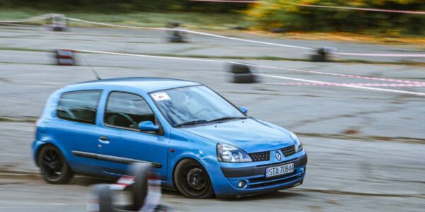 Samochód Renault Clio II zespołu Eviaverd Rally Team na trasie KJS Zabrze Rally Cup, tuż przed zakrętem