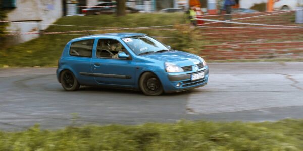 Samochód Renault Clio II zespołu Eviaverd Rally Team na trasie KJS Zabrze Rally Cup, nawrót