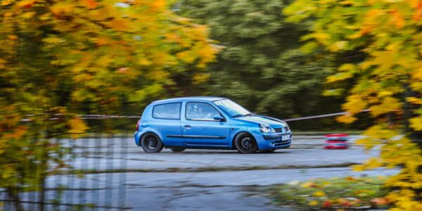 Samochód Renault Clio II zespołu Eviaverd Rally Team na trasie KJS Zabrze Rally Cup, długa prosta