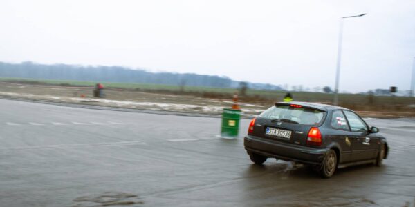 Samochód Renault Clio II zespołu Eviaverd Rally Team na trasie KJS Zabrze Rally Cup, nawrót