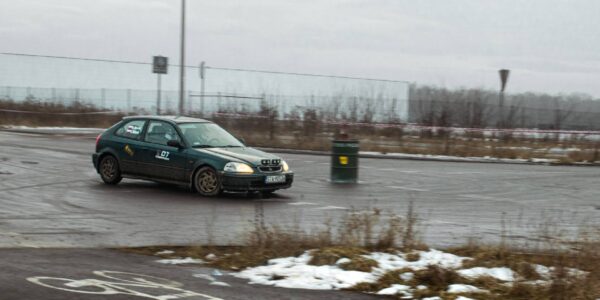 Samochód Renault Clio II zespołu Eviaverd Rally Team na trasie KJS Zabrze Rally Cup, nawrót